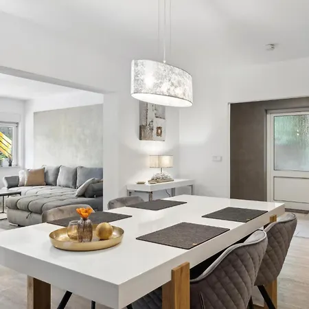 2 Bedroom In Apartment